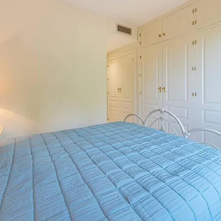 Enjoy Sea Views From 2br With Parking, Pool, Wifi Εστεπόνα
