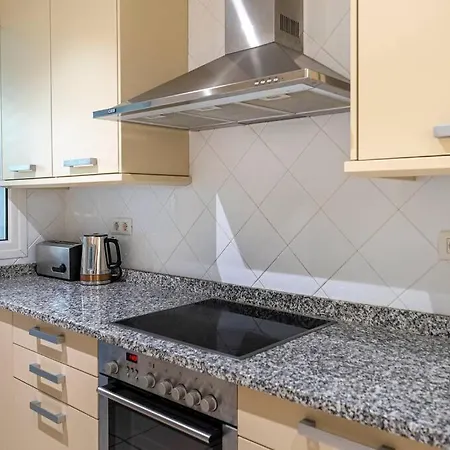 Enjoy Sea Views From 2br With Parking, Pool, Wifi Διαμέρισμα Εστεπόνα