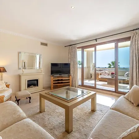 Enjoy Sea Views From 2br With Parking, Pool, Wifi アパート エステポナ