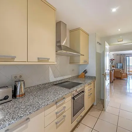 Enjoy Sea Views From 2br With Parking, Pool, Wifi アパート エステポナ