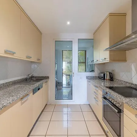 Enjoy Sea Views From 2br With Parking, Pool, Wifi