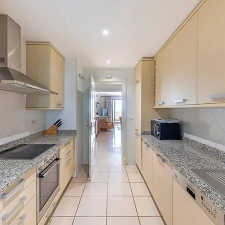 Enjoy Sea Views From 2br With Parking, Pool, Wifi アパート *