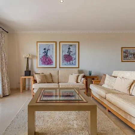 Enjoy Sea Views From 2br With Parking, Pool, Wifi アパート エステポナ