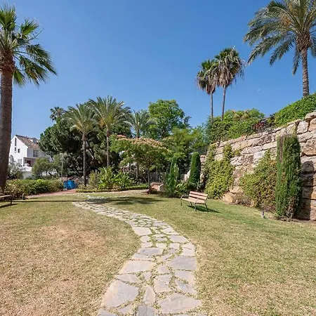 Enjoy Sea Views From 2br With Parking, Pool, Wifi