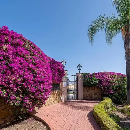 Enjoy Sea Views From 2br With Parking, Pool, Wifi *